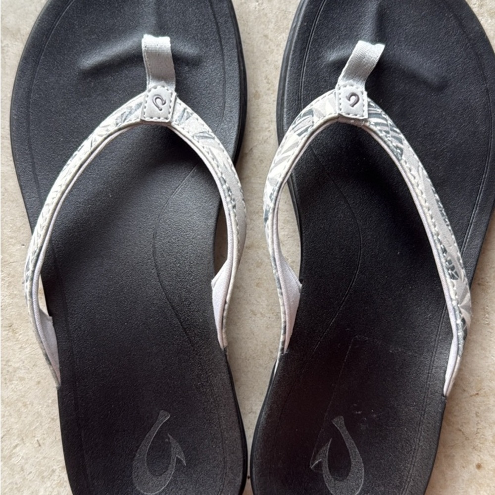 Chic Black and White Flip Flop Sandals